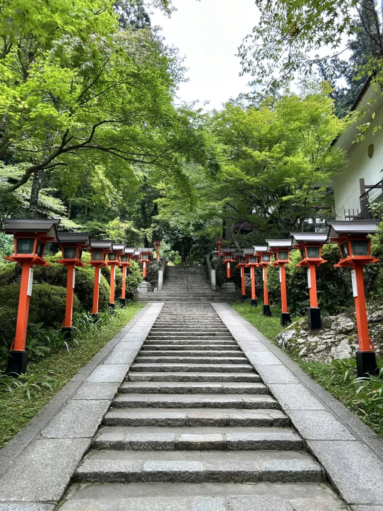 Trap met rode lantaarns naar de Kurama-tempel in Japan